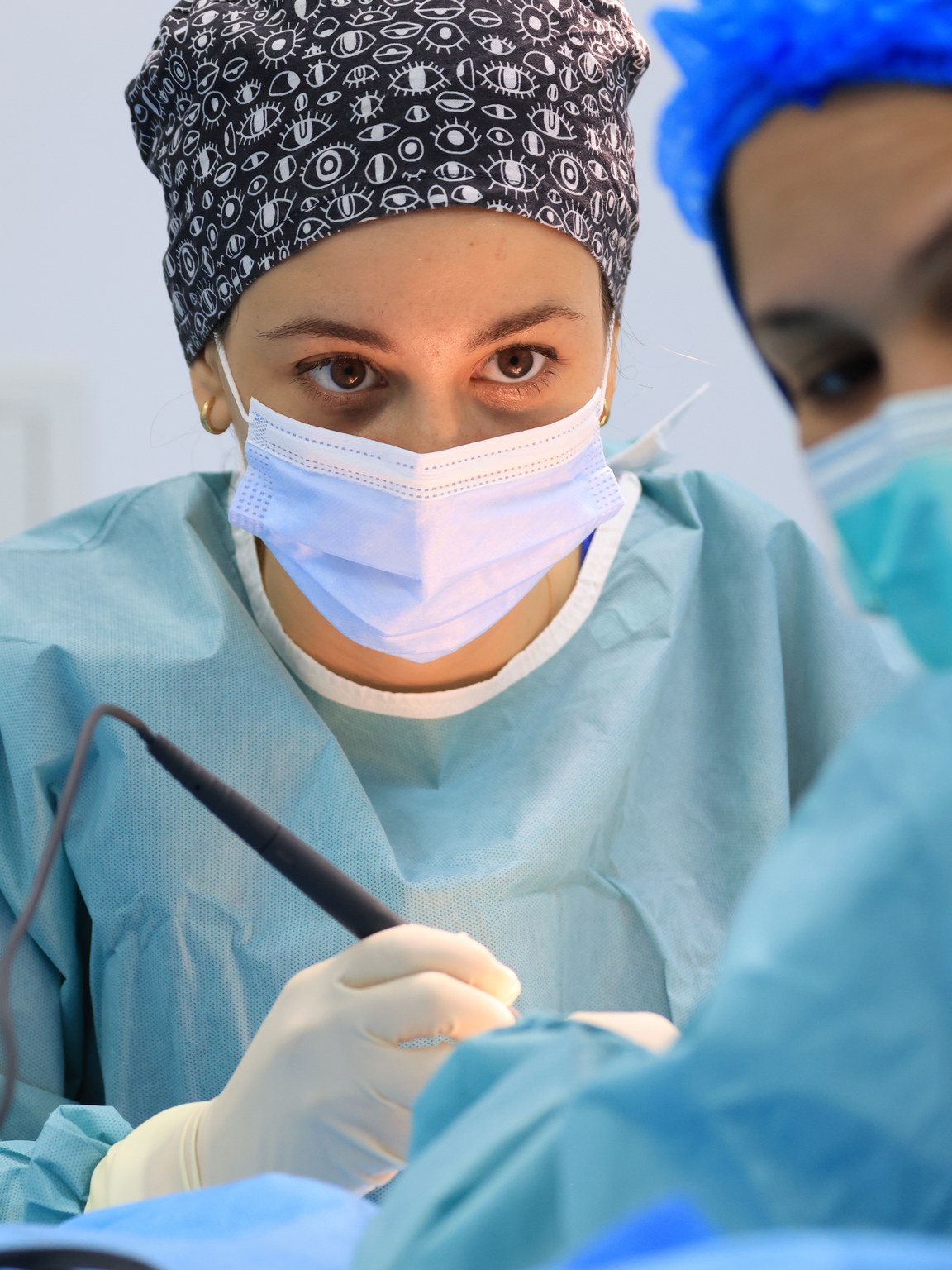 Dr Sophia Bennis en chirurgie oculaire